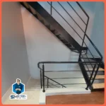 ESCADA COM CORRIMÃO DE AÇO CARBONO